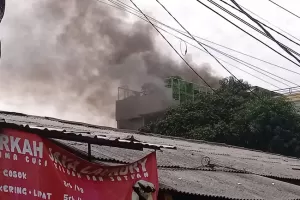 Kebakaran Rumah 3 Lantai di Kembangan, 20 Personel Damkar Diterjunkan