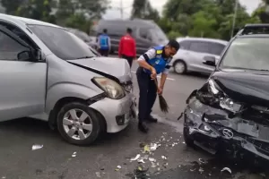 2 Mobil Terlibat Kecelakaan di Tol JORR, Korban Dilarikan ke RS