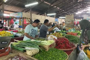 Cek Harga Kebutuhan Pokok Hari Ini di Pasar DKI Jakarta, Daging Ayam Masih Naik