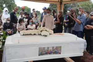 Remy Sylado Dimakamkan, Keluarga Beri Salam Terakhir