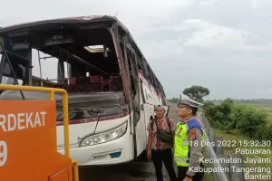 Bus Terguling di Tol Tangerang-Merak, 1 Tewas dan 17 Orang Luka-luka
