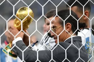 Viral! Salt Bae Pegang Trofi Piala Dunia 2022, FIFA Bereaksi