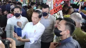 Presiden Jokowi Kunjungi Pasar Tradisional di Madiun, Warga Rebutan Berswafoto
