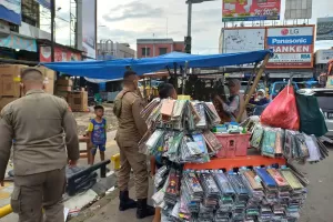 Jualan di Trotoar, Puluhan Lapak PKL Pasar Cibinong Ditertibkan