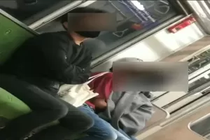 Heboh! Video Sejoli Lakukan Perbuatan Mesum di KRL Commuter Line