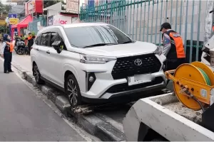 Parkir di Trotoar, Puluhan Mobil Diderek Petugas di Jakarta Pusat