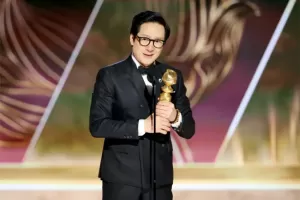 Singkirkan Brad Pitt, Ke Huy Quan Sabet Piala Aktor Pendukung Terbaik di Golden Globe Awards 2023