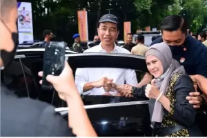 Cegat Presiden Jokowi, Pelaku UMKM Ini Tawarkan Kripik Singkong Kahla