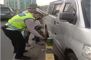 Humanis, Polisi Bantu Pengemudi Mobil yang Kehabisan Bensin di Flyover Pesing