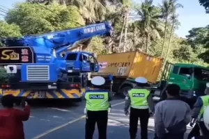 Truk Crane Terguling di Tol Tangerang, Arus Lalu Lintas Macet