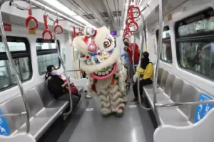 Atraksi Barongsai Meriahkan Tahun Baru Imlek di Stasiun LRT Jakarta