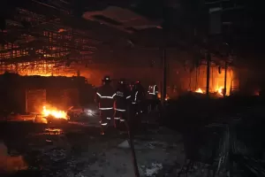 Kebakaran Toko Swalayan di Tambun Bekasi, Api Masih Berkobar