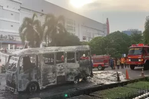 Mobil Travel Terbakar di Parkiran Mal Bekasi, Diduga Korsleting Listrik AC