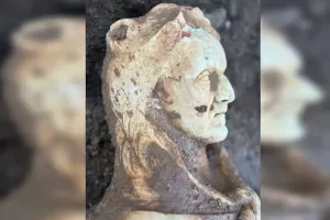 Patung Kaisar Romawi Berpakaian Hercules Ditemukan Dekat Selokan di Roma