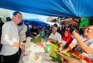Blusukan ke Pasar Batuphat Timur, Jokowi Nawar Harga Salak Sambil Cek Harga Sembako