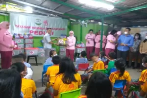 Bhayangkari Polda Metro Jaya Bagikan Sembako hingga Seragam Sekolah di Jakut
