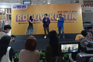 Paolo Lee, Eva Puka, dan Dessy Kus Endang Sukses Hibur Pengunjung Food Court ITC Cempaka Mas