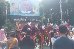 Momen Pasukan Polwan Berkuda Jaga Keamanan Lokasi CFD di Jakarta Pusat
