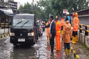 Seratus Lebih Personel Dikerahkan untuk Tangani Banjir di Kalideres