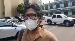 Jenguk Ammar Zoni di Polres Metro Jakarta Selatan, sang Ayah: Masih Terpukul