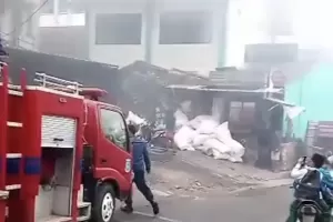 Kebakaran Ruko Elektronik di Ciputat, Api Masih Berkobar