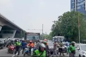 Akibat Rem Blong, Truk Seruduk Mobil di Traffic Light Petamburan