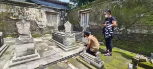 Indonesia Graveyard, Komunitas yang Gemar Berburu dan Menggali Sejarah Kuburan Unik