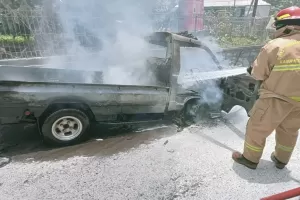 Mobil Pikap Terbakar di Jonggol, Pengemudi Terluka