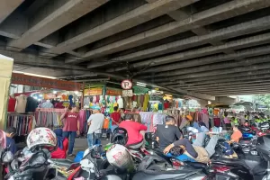 Pasar Tanah Abang Kian Semrawut, Parkir Liar dan Lapak Pedagang Bikin Macet