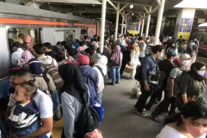 Ada Gangguan Wesel, Penumpang KRL di Stasiun Manggarai Menumpuk