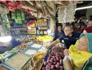 Tinjau Pasar Wonokromo, Mendag Pastikan Harga Bahan Pokok Terkendali