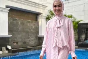Iis Dahlia Unggah Foto Berkerudung Ucapkan Selamat Idul Fitri, Gayanya Malah Tuai Sindiran