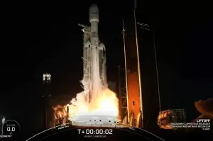 SpaceX Luncurkan 3 Satelit ViaSat-3 Seberat 6.400 Kg dengan Roket Terkuat Falcon Heavy
