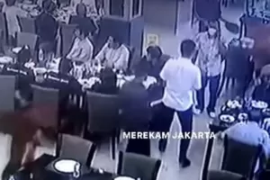 Polisi Cek TKP Pencuri Modus Geser Tas di Restoran Jeruk Purut