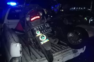 Lawan Arah, Mobil Pikap di Bogor Tabrak 3 Motor hingga Terbakar
