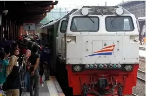 1 Juni, 4 KA Jarak Jauh Berhenti di Stasiun Jatinegara Layani Penumpang Naik