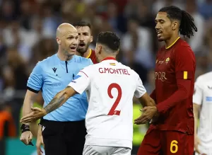 Viral, Wasit Anthony Taylor Diserang Suporter AS Roma Saat di Bandara