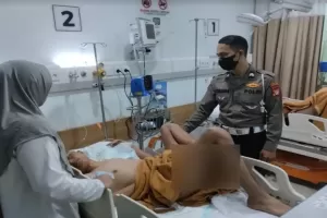 Hilang Kendali, 2 Remaja Berboncengan Motor Nyemplung ke Saluran Air di Bintaro