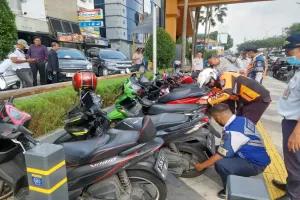 Parkir di Bahu Jalan Margonda Depok, Belasan Kendaraan Ditilang