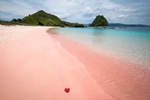 10 Pantai Terunik di Dunia, di Indonesia Ada Lho yang Pasirnya Berwarna Pink