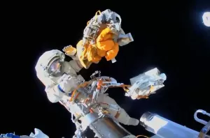 2 Astronot Rusia Siapkan Misi Spacewalk untuk Pasang Alat Komunikasi Baru di ISS