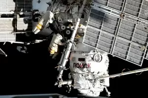 Kosmonot Rusia Buang Peralatan Tua di ISS ke Luar Angkasa