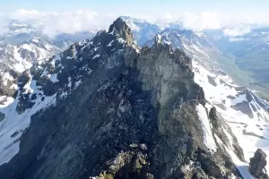 Gunung di Puncak Alpen Runtuh Setelah Lapisan Es Mencair Akibat Kenaikan Suhu