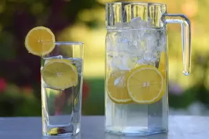 Cara Menurunkan Asam Urat dengan Air Lemon, Ampuh Obati Peradangan