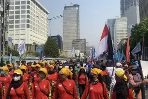 Penampakan Massa Buruh Kuasai Jalan MH Thamrin Jakarta Pusat