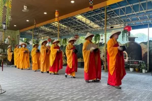 Umat Buddha Larut dalam Kegembiraan HUT ke-45 SMI di Vihara Lalitavistara Cilincing