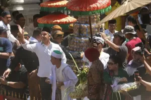 Ganjar Pranowo Bagikan 6,6 Ton Kue Apem untuk Ribuan Masyarakat