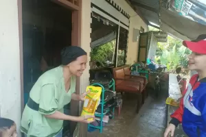 Terima KTA Asuransi dan Minyak Goreng Kemasan Gratis, Sesepuh RT 3 Kelurahan Depok: Sukses Yah Perindo Top!