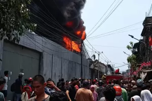 Pabrik Sendal di Kapuk Muara Terbakar, Warga: Ada 4 Kali Ledakan