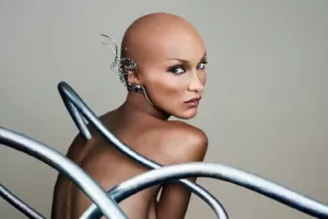 Heboh Bella Hadid Pangkas Rambut hingga Botak, Tampil Futuristik